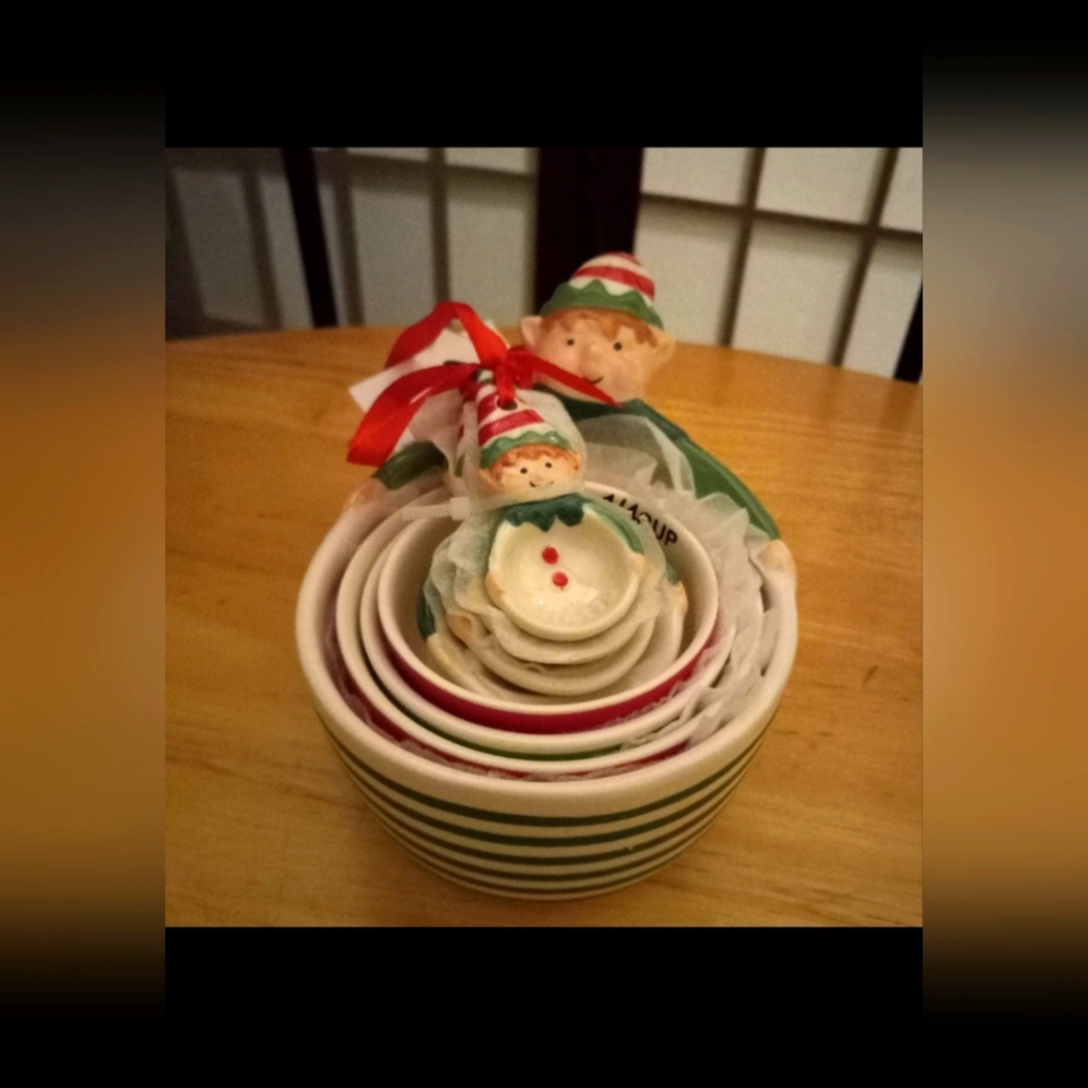 Elf measuring cups and spoons
